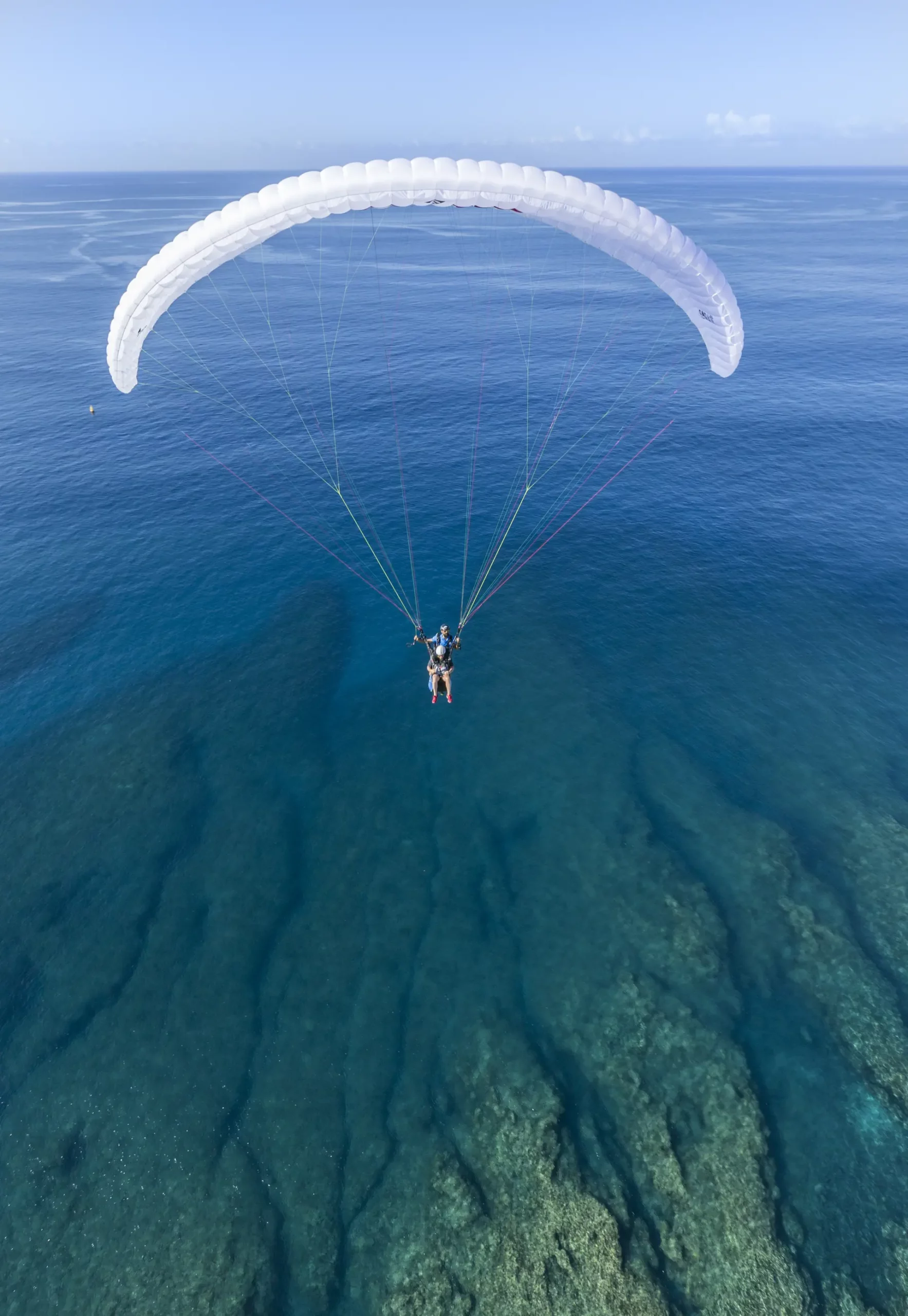 Vol parapente biplace au-dessus de la mer à La Réunion – École et stage – VolParapente.fr Vol en parapente biplace au-dessus de l’océan Indien à l’île de La Réunion avec une école de parapente française.