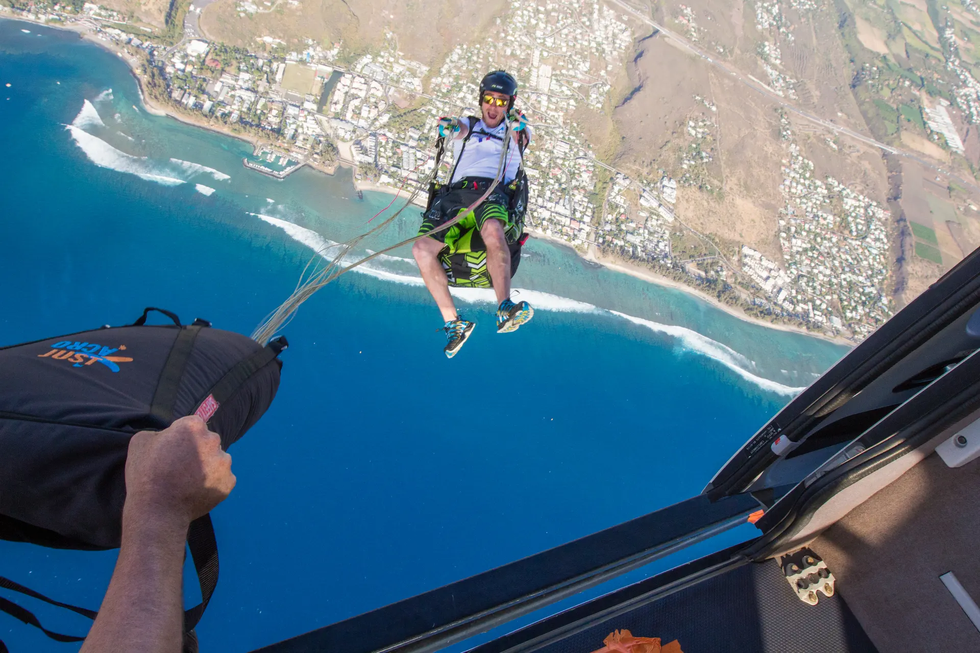 Vol biplace parapente à l’île de La Réunion – École et stage – VolParapente.fr Vol en parapente biplace tandem au-dessus de l’océan à l’île de La Réunion avec une école de parapente française.
