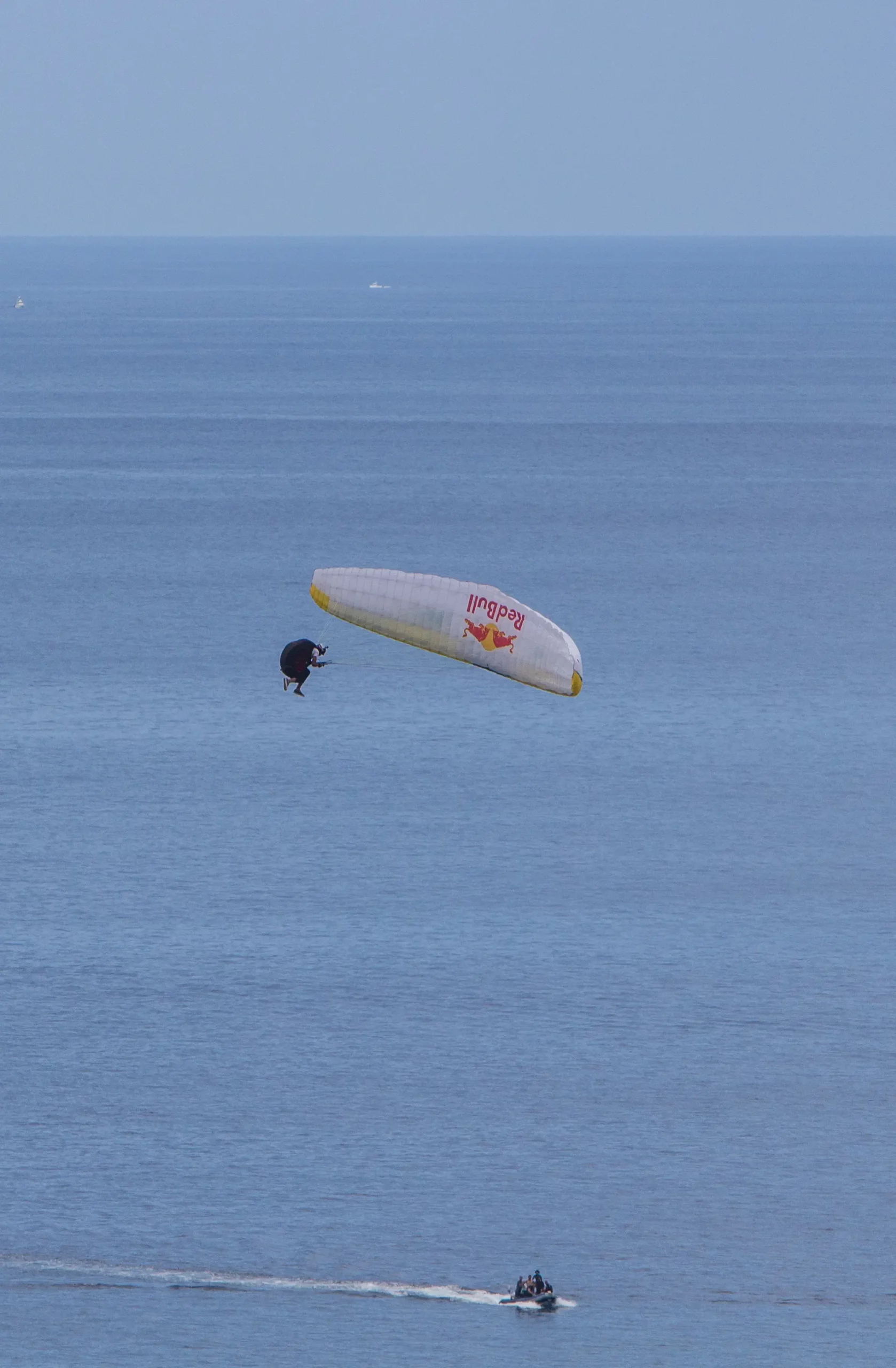 Stage parapente biplace au-dessus de la mer – VolParapente.fr Vol en parapente biplace tandem au-dessus de la mer avec une école de parapente en France pendant un stage de pilotage.