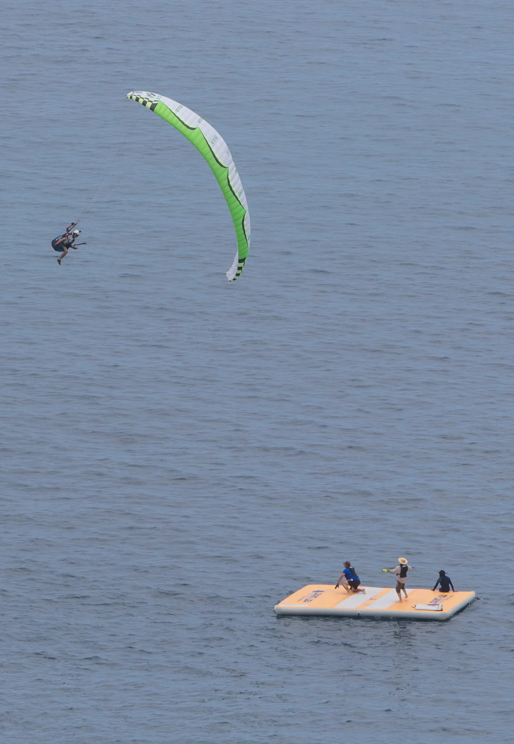 Vol biplace parapente au-dessus de l’océan à La Réunion – Stage et école – VolParapente.fr Vol en parapente biplace tandem au-dessus de la mer à l’île de La Réunion pendant un stage avec une école de parapente française.