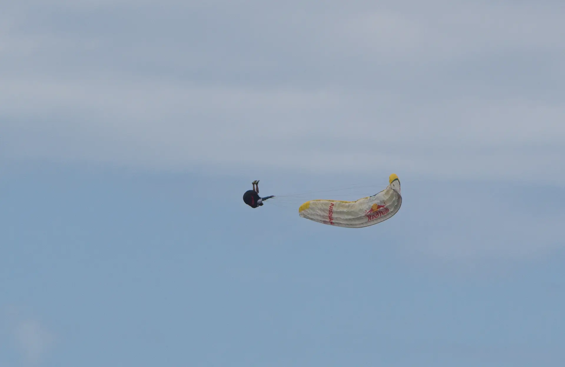 Stage parapente acrobatique au-dessus de la mer – VolParapente.fr Manœuvre acrobatique en parapente au-dessus de la mer lors d’un stage avec une école de parapente en France.