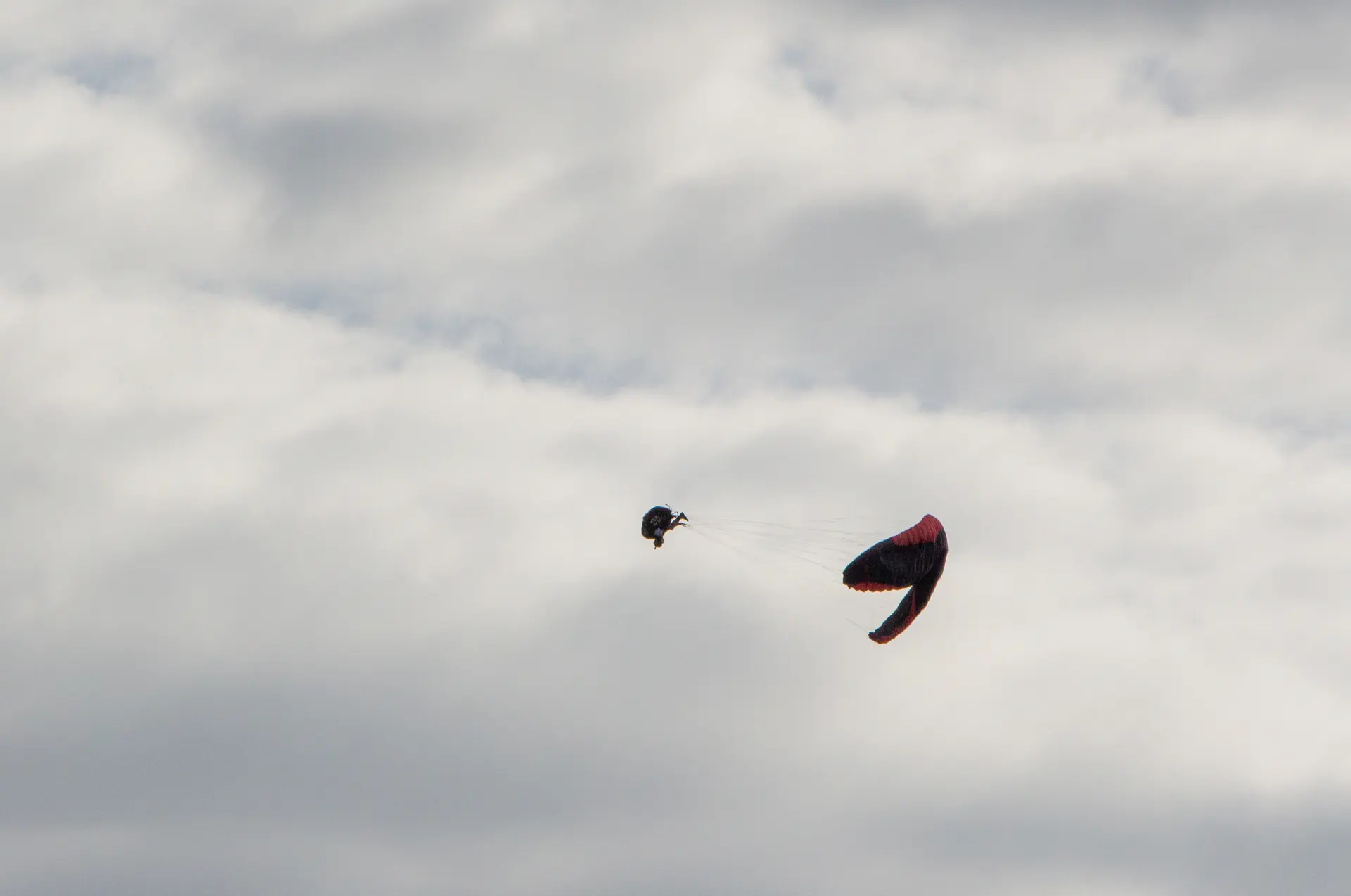 Stage de pilotage acrobatique en parapente – VolParapente.fr Pilote en parapente effectuant une manœuvre acrobatique lors d’un stage de pilotage avec une école de parapente en France.