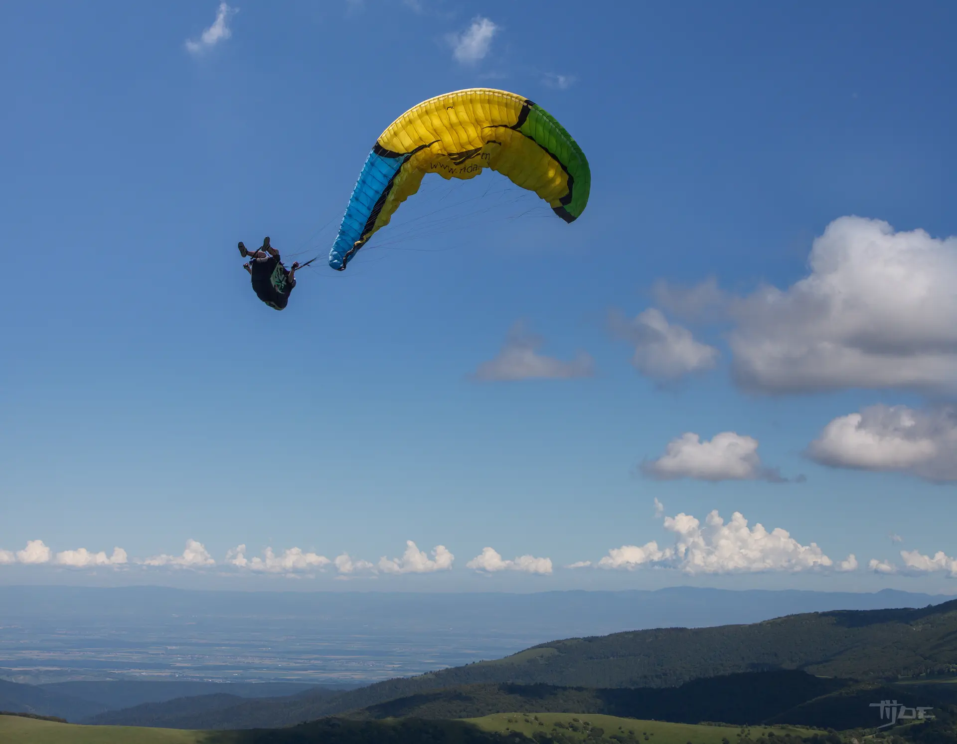 Vol parapente dynamique en montagne – Stage et école – VolParapente.fr Vol en parapente dynamique au-dessus des montagnes avec une école de parapente en France.