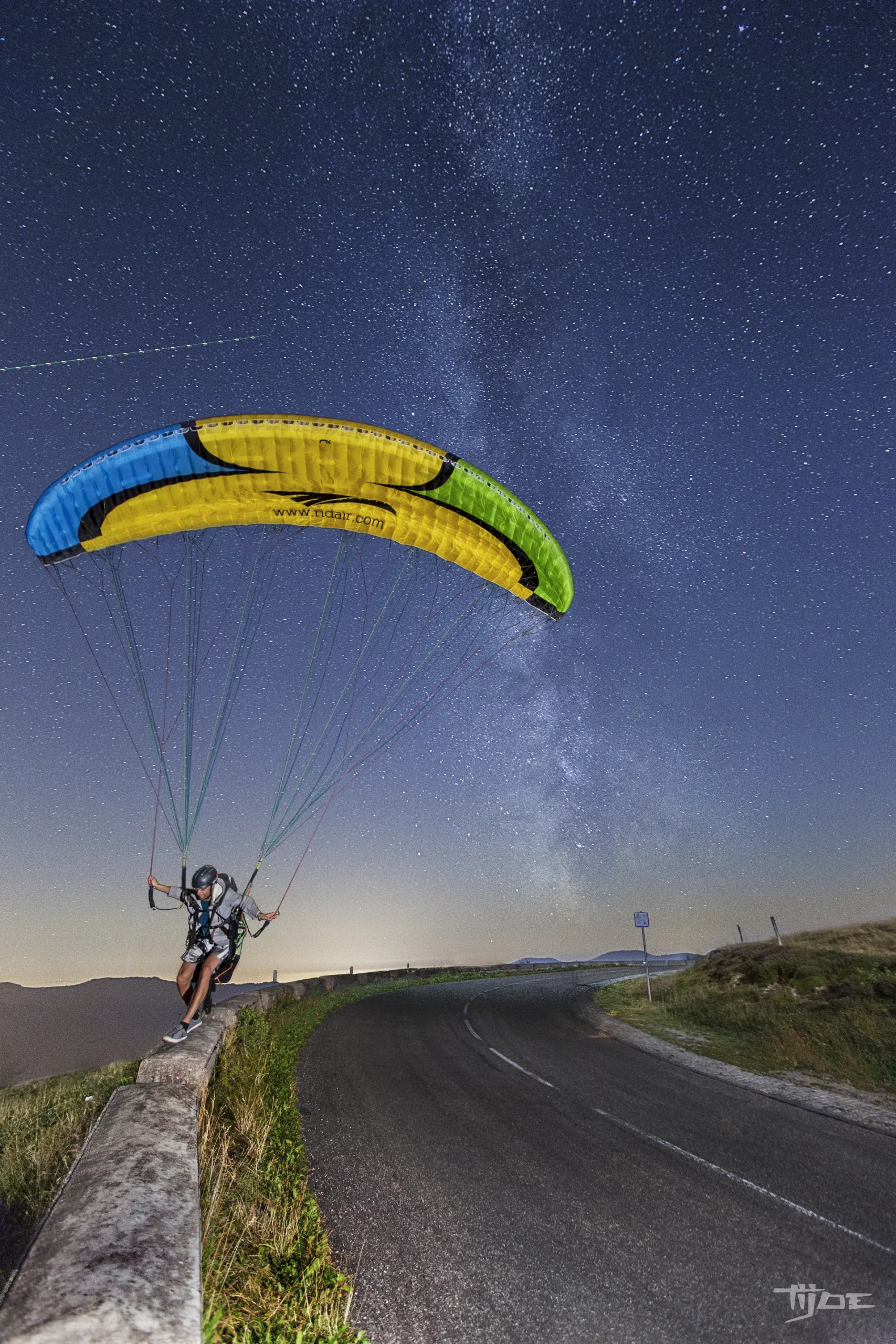 Décollage parapente de nuit – Stage et école de parapente France – VolParapente.fr Décollage en parapente biplace de nuit sous un ciel étoilé lors d’un stage avec une école de parapente en France.