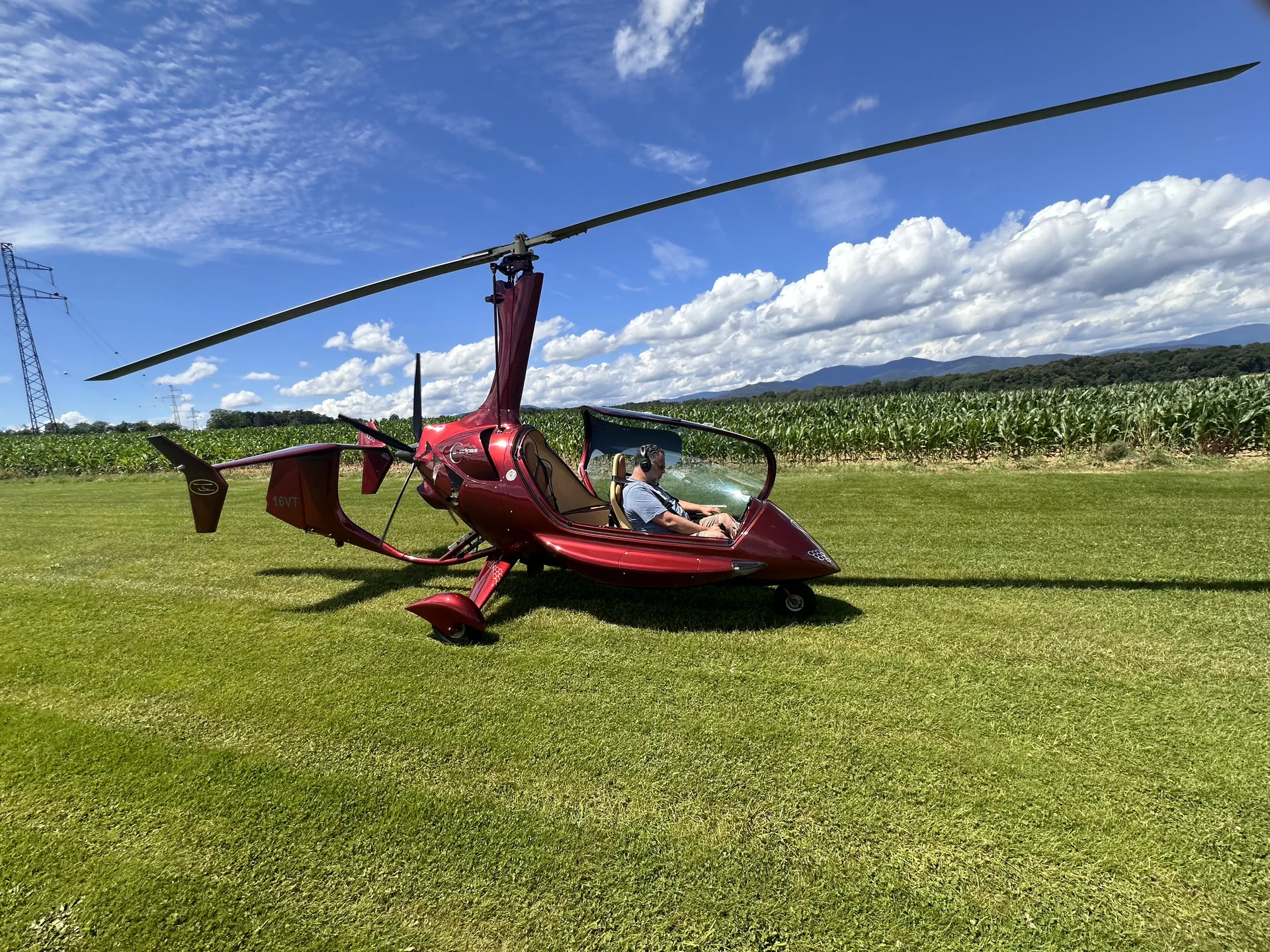 gyrocoptere-tjaero-bapteme-vol-alsace-soppe-le-bas Gyrocoptère Tjaero prêt au décollage à Soppe-le-Bas avec un passager pour un baptême de l’air en Alsace.