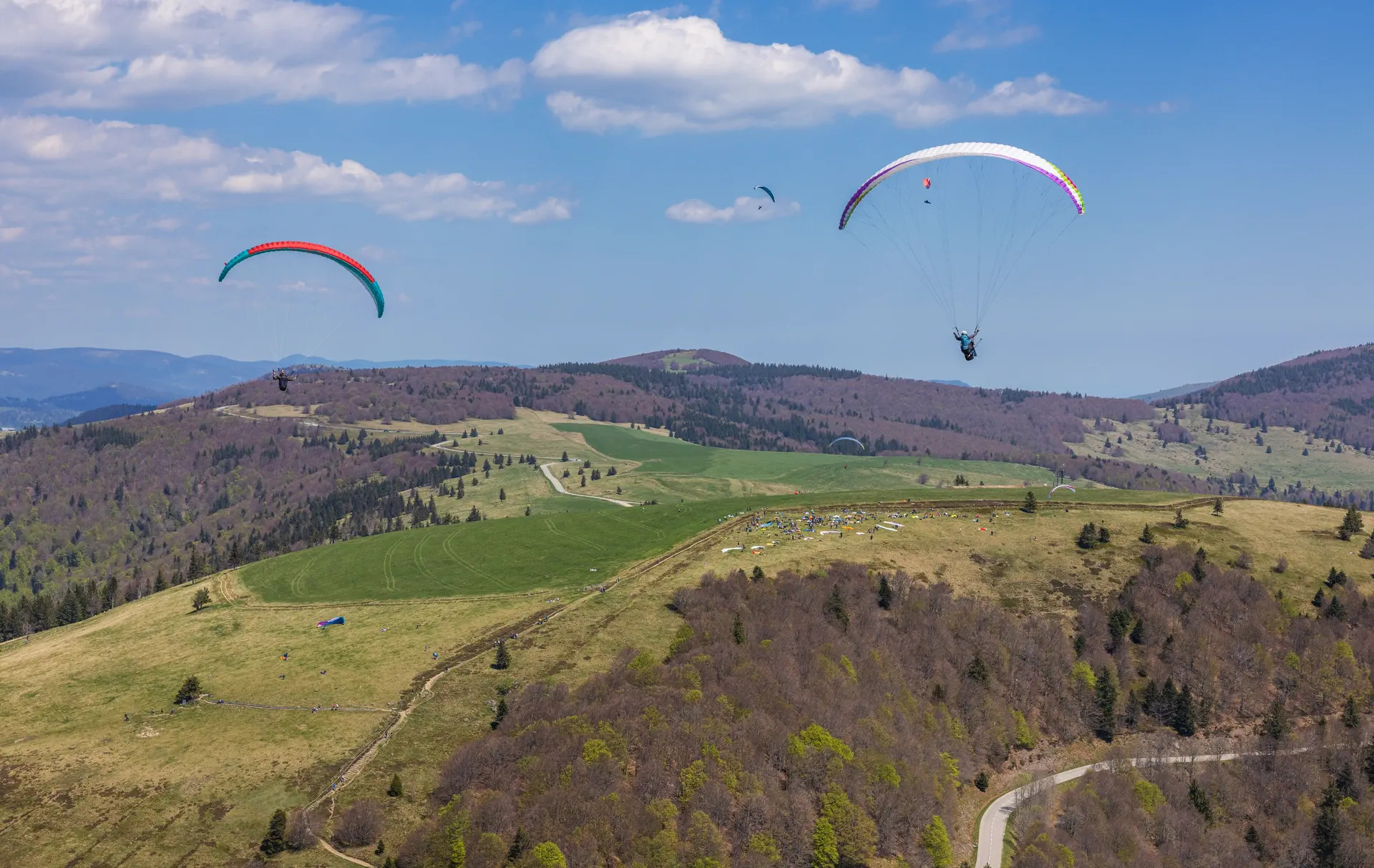Vol parapente biplace Vosges – École parapente Grand Est – VolParapente.fr Vol parapente biplace dans les Vosges au-dessus des montagnes, école de parapente Grand Est.