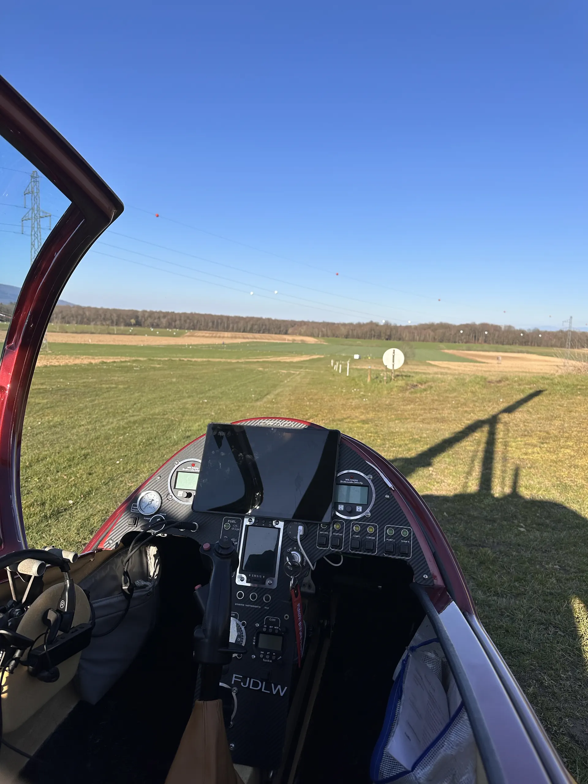 cockpit-gyrocoptere-tjaero-alsace-soppe-le-bas Vue depuis la cabine d’un gyrocoptère Tjaero à Soppe-le-Bas en Alsace, avant un vol découverte dans le ciel des Vosges.