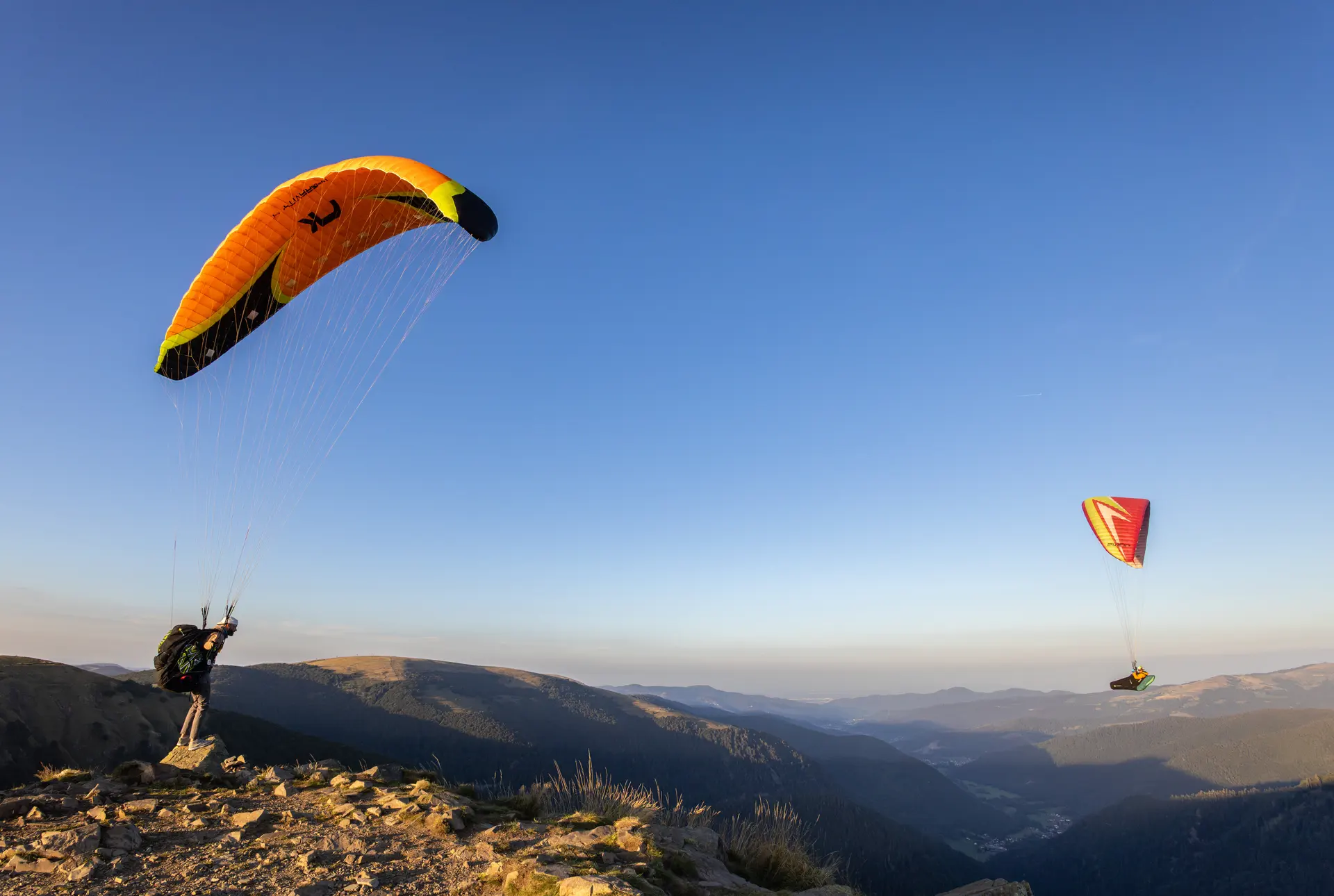 Décollage parapente biplace en montagne – Vosges Grand Est – VolParapente.fr Décollage parapente en montagne dans les Vosges, vol tandem parapente France.