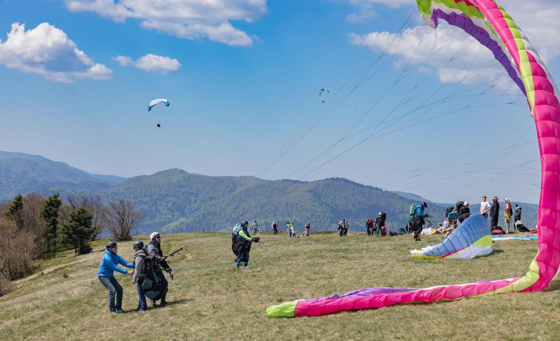 Décollage parapente biplace Alsace – Vol tandem et stage parapente Vosges – VolParapente.fr Décollage parapente biplace en Alsace sur les hauteurs des Vosges, stage parapente et vol tandem.