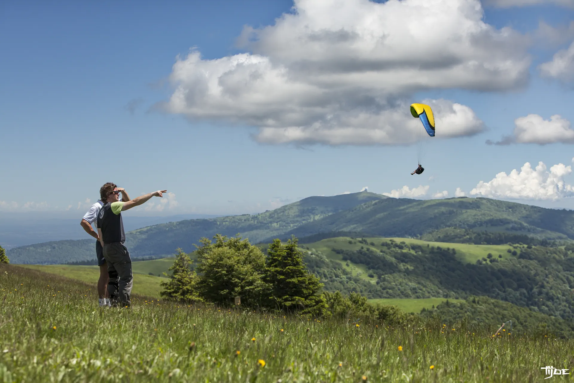 Vol biplace au Grand Ballon – École de parapente et stage – VolParapente.fr Vol en parapente biplace tandem au Grand Ballon dans les Vosges avec une école de parapente en France.