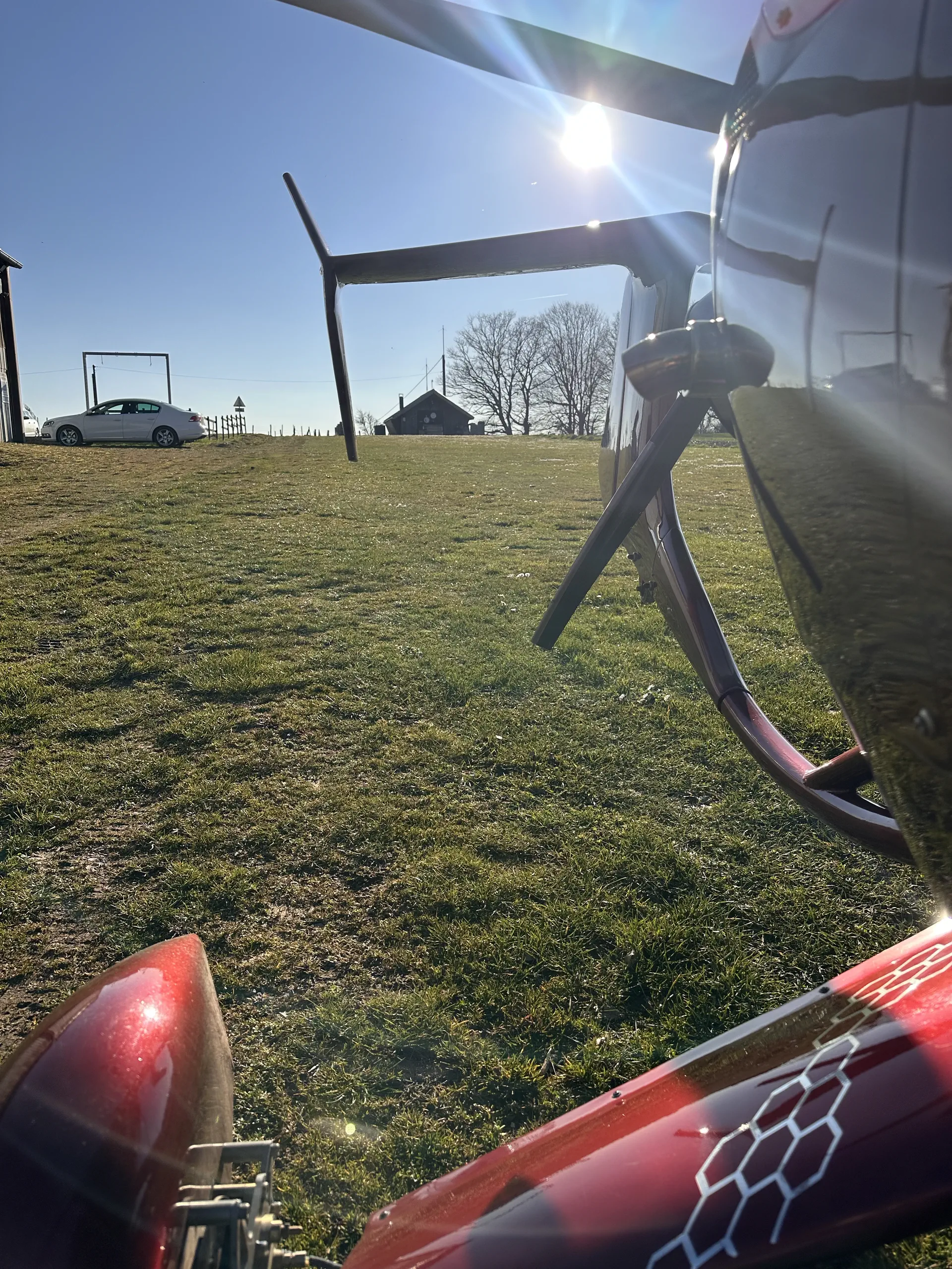 gyrocoptere-tjaero-au-sol-autogire-alsace-soppe-le-bas Gyrocoptère Tjaero au sol à Soppe-le-Bas en Alsace avant un vol découverte en autogire sous le soleil du matin.