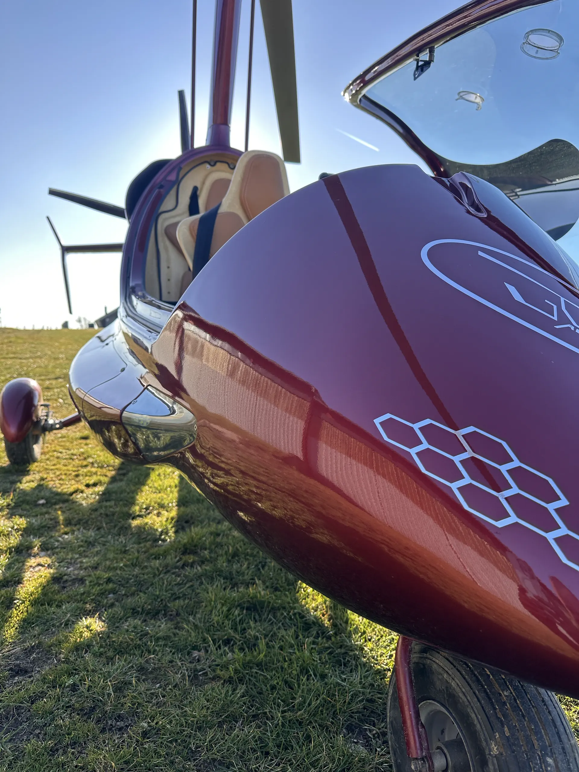 gyrocoptere-tjaero-detail-autogire-alsace-soppe-le-bas Détail du gyrocoptère Tjaero à Soppe-le-Bas en Alsace, prêt pour un vol découverte en autogire.