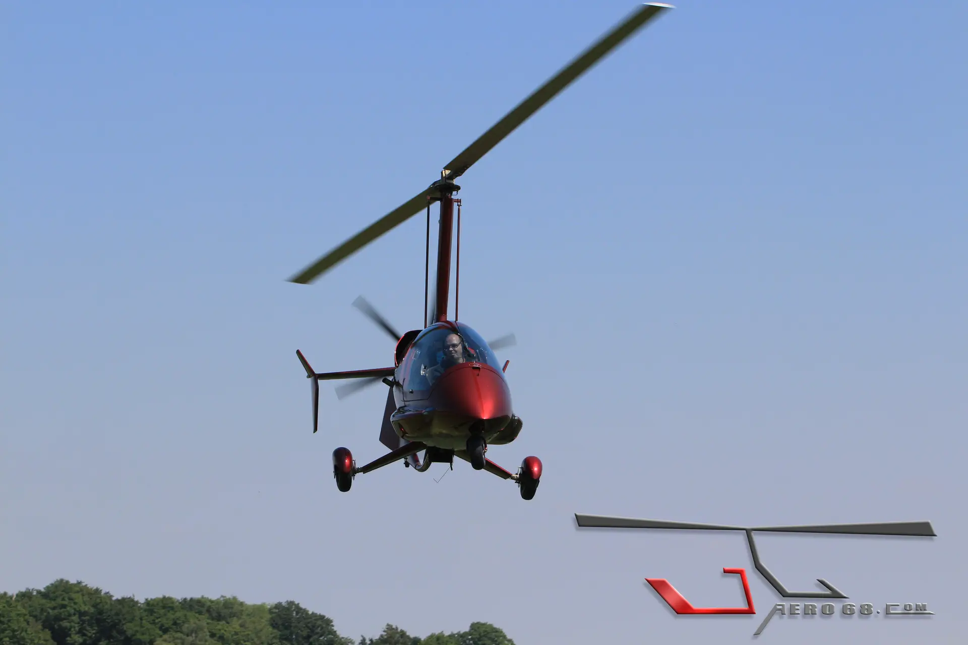 decollage-gyrocoptere-tjaero-autogire-alsace-soppe-le-bas Décollage du gyrocoptère Tjaero à Soppe-le-Bas en Alsace pour un baptême de l’air en autogire, logo Tjaero68 visible au premier plan.