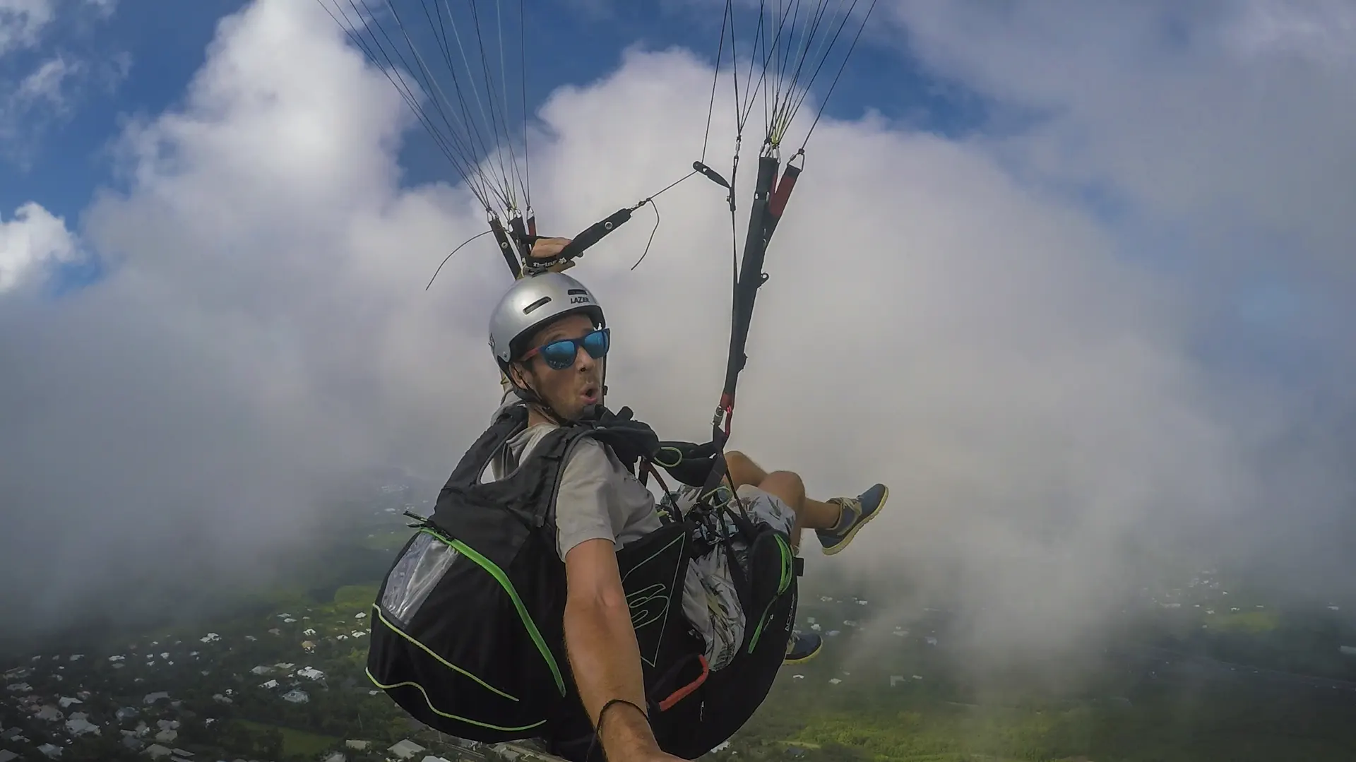 Vol parapente à La Réunion – Stage et baptême – VolParapente.fr Vol parapente au-dessus des nuages à l’île de La Réunion avec une école de parapente française.
