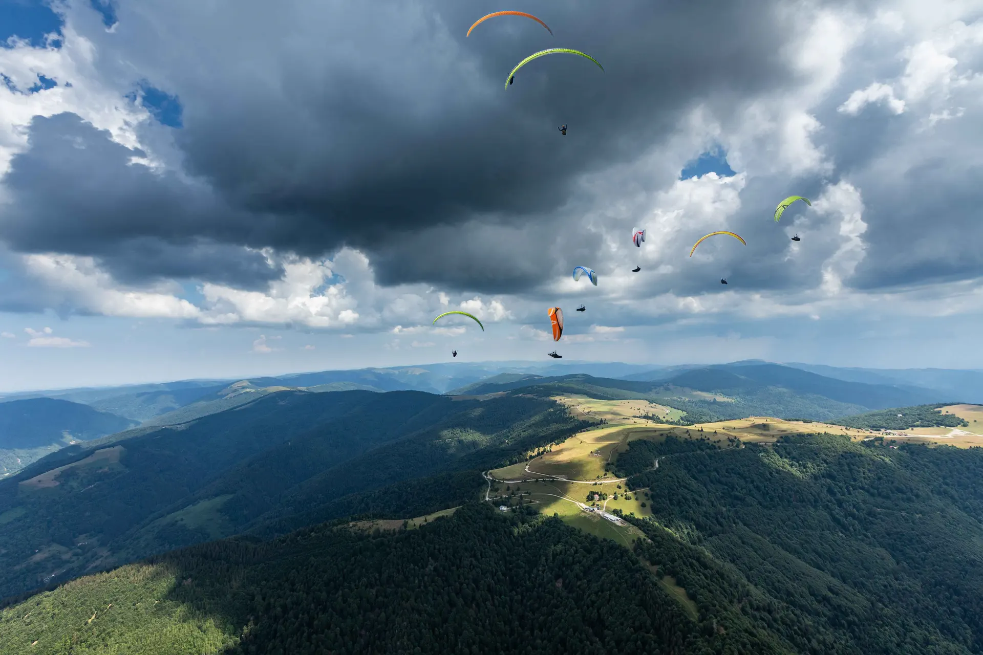 Parapente vallée de la Thur – Vols en groupe dans les Vosges – VolParapente.fr Parapente dans la vallée de la Thur, vols en groupe au-dessus des montagnes des Vosges en Alsace.