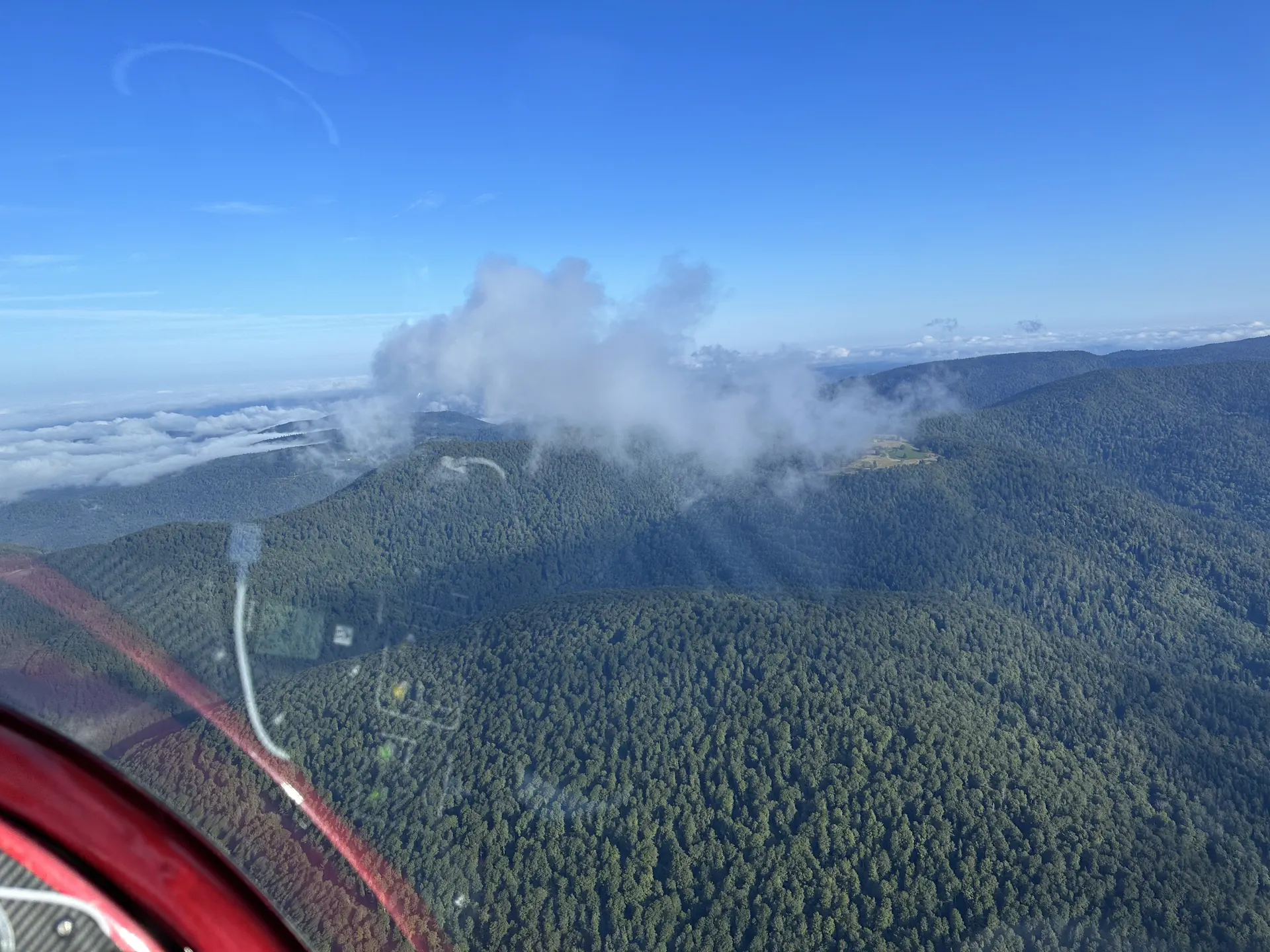 vue-aerienne-vosges-gyrocoptere-tjaero-alsace Vue aérienne sur les Vosges depuis un gyrocoptère Tjaero à Soppe-le-Bas, entre Mulhouse et le Ballon d’Alsace.