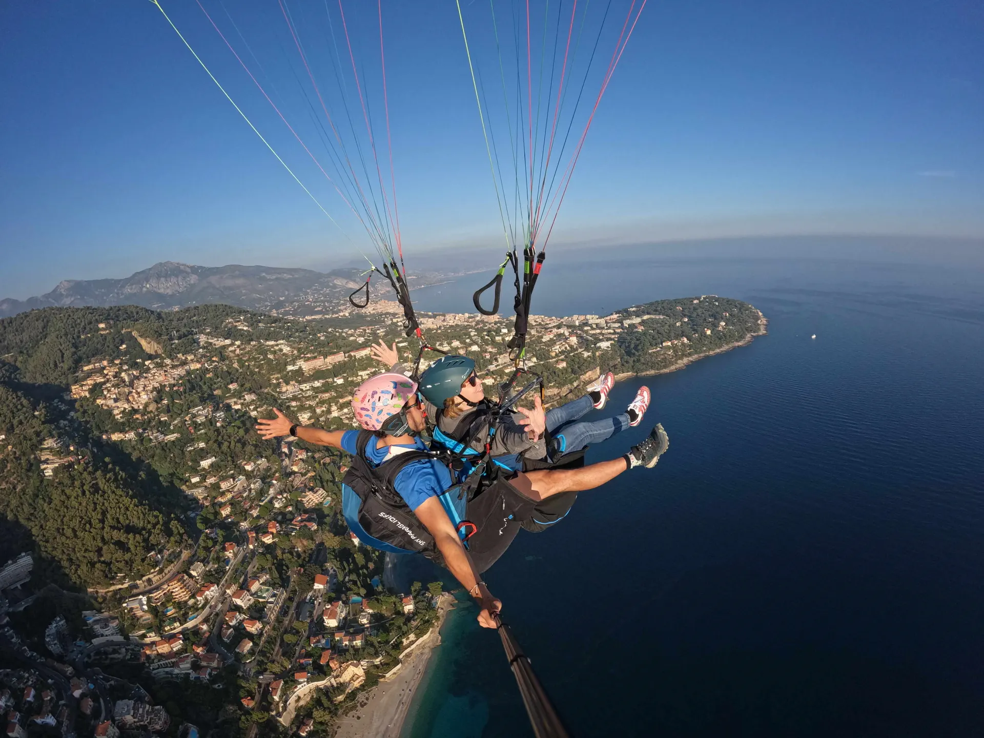 Vol en parapente biplace au-dessus de la mer Méditerranée dans les Alpes-Maritimes, en région PACA, accompagné d’un pilote professionnel.